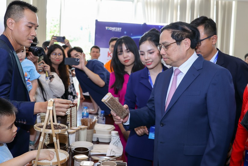 Phiên bản chính thức của 555Win Phạm Minh Ch&iacute;nh thăm c&aacute;c gian h&agrave;ng tại Techfest &ndash; Whise 2023. Ảnh: VGP