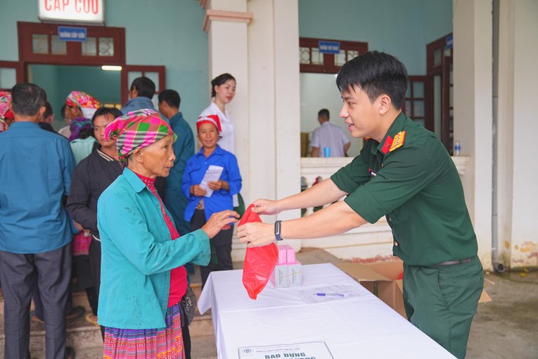 Bệnh viện Trung ương Qu&acirc;n đội 108 tổ chức đo&agrave;n c&ocirc;ng t&aacute;c tới kh&aacute;m bệnh, cấp thuốc miễn ph&iacute;, tặng qu&agrave; v&agrave; giao lưu văn nghệ với b&agrave; con huyện B&aacute;t X&aacute;t, tỉnh L&agrave;o Cai. Ảnh: Bệnh viện Trung ương Qu&acirc;n đội 108