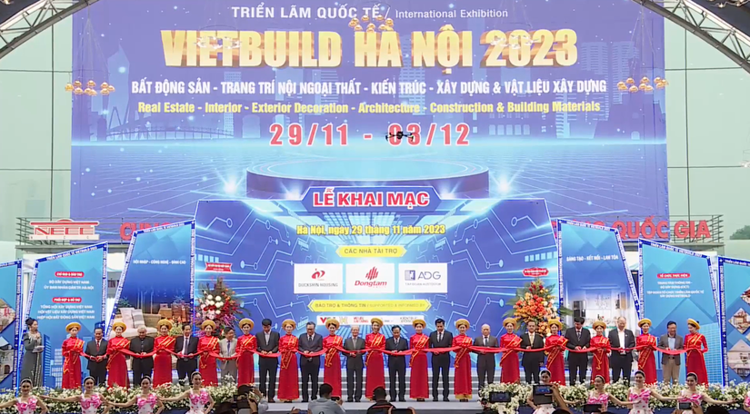 C&aacute;c đại biểu tiến h&agrave;nh cắt băng khai mạc Triển l&atilde;m quốc tế Vietbuild H&agrave; Nội năm 2023 lần 3.