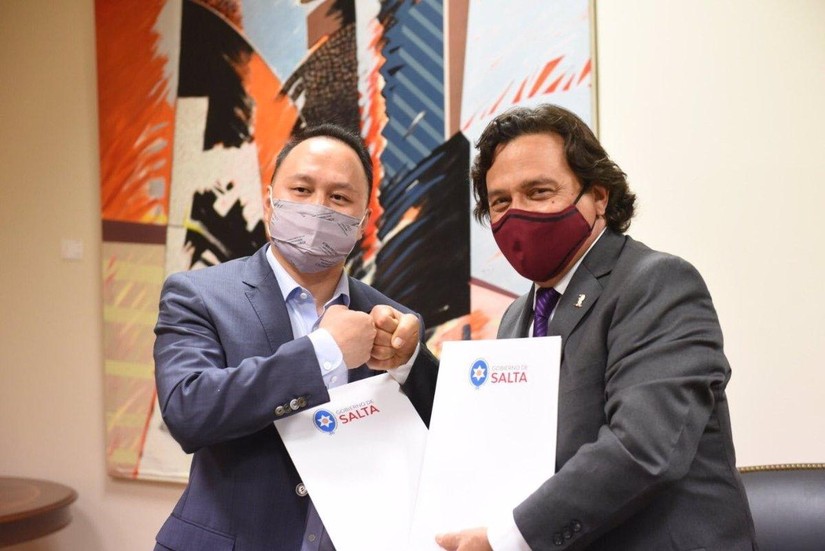 Thống đốc tỉnh Salta (Argentina) Gustavo S&aacute;enz, v&agrave; chủ tịch Ganfeng Jason Luo