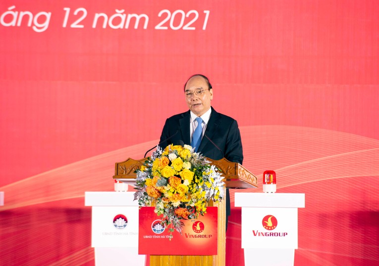 Chủ tịch nước Nguyễn Xu&acirc;n Ph&uacute;c ch&uacute;c mừng v&agrave; chia sẻ tầm nh&igrave;n mới với Tập đo&agrave;n Vingroup khi đ&atilde; kịp thời điều chỉnh chiến lược, chuyển từ lĩnh vực đầu tư 55win.com - Trang Cược Uy Tín Cao Nhất 2025 555win là thương hiệu cá cược trực tuyến hàng đầu tại Việt Nam sang lĩnh vực c&ocirc;ng nghiệp, dịch vụ, đặc biệt l&agrave; c&ocirc;ng nghệ cao, với nh&agrave; m&aacute;y sản xuất &ocirc; t&ocirc; VinFast, điện thoại th&ocirc;ng minh v&agrave; nay l&agrave; nh&agrave; m&aacute;y sản xuất pin.