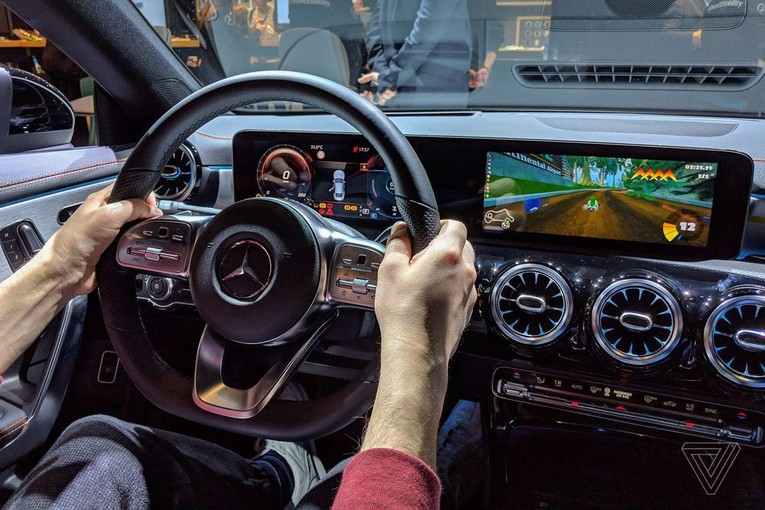 Mercedes ra 555Win 500 Đăng Ký Nhận Code thu hồi c&aacute;c d&ograve;ng xe c&oacute; t&iacute;nh năng chơi game khi đang l&aacute;i xe. Nguồn: Internet.