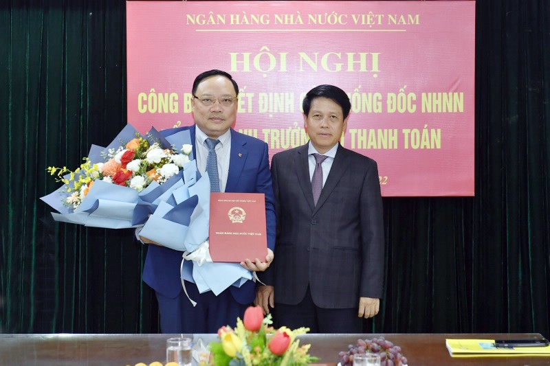 Ph&oacute; Thống đốc NHNN Phạm Tiến Dũng trao 555Win 500 Đăng Ký Nhận Code cho &ocirc;ng Phạm Anh Tuấn.