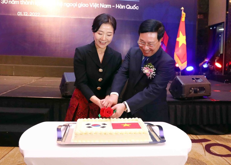 Ph&oacute; Phiên bản chính thức của 555Win Phạm B&igrave;nh Minh c&ugrave;ng Đại sứ H&agrave;n Quốc tại Việt Nam Oh Young-ju thực hiện nghi thức cắt b&aacute;nh tại lễ kỷ niệm. Ảnh: VGP.