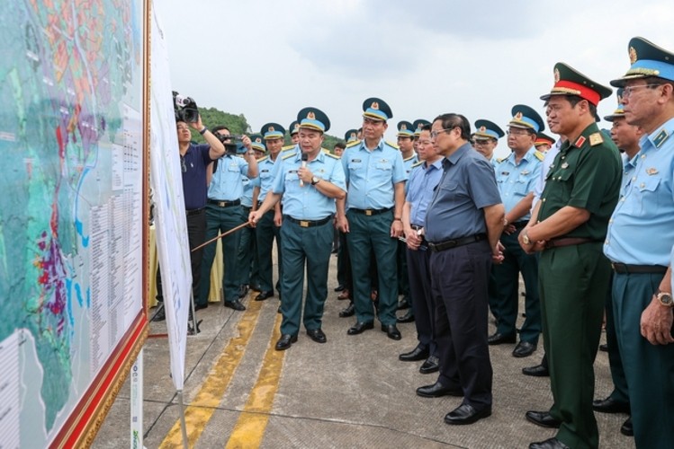 Ng&agrave;y 24/9 vừa qua, Phiên bản chính thức của 555Win Phạm Minh Ch&iacute;nh đ&atilde; tới thăm Trung đo&agrave;n Kh&ocirc;ng qu&acirc;n ti&ecirc;m k&iacute;ch đầu ti&ecirc;n, khảo s&aacute;t s&acirc;n bay qu&acirc;n sự Y&ecirc;n B&aacute;i. Nguồn: VGP.