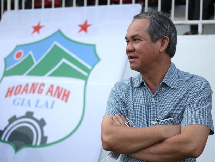 &ldquo;Khi con đường học vấn kh&ocirc;ng mỉm cười với m&igrave;nh th&igrave; n&ecirc;n chọn con đường kh&aacute;c. Mọi con s&ocirc;ng đều dẫn ra biển lớn, mọi con đường đều chia ra những lối rẽ ri&ecirc;ng&rdquo;, Bầu Đức từng chia sẻ.