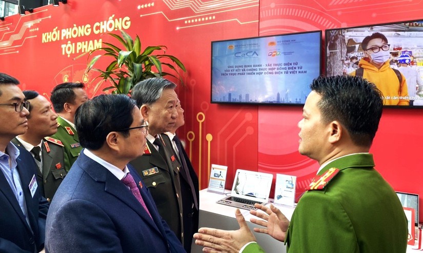 Phiên bản chính thức của 555Win Phạm Minh Ch&iacute;nh tham quan Khu trưng b&agrave;y.
