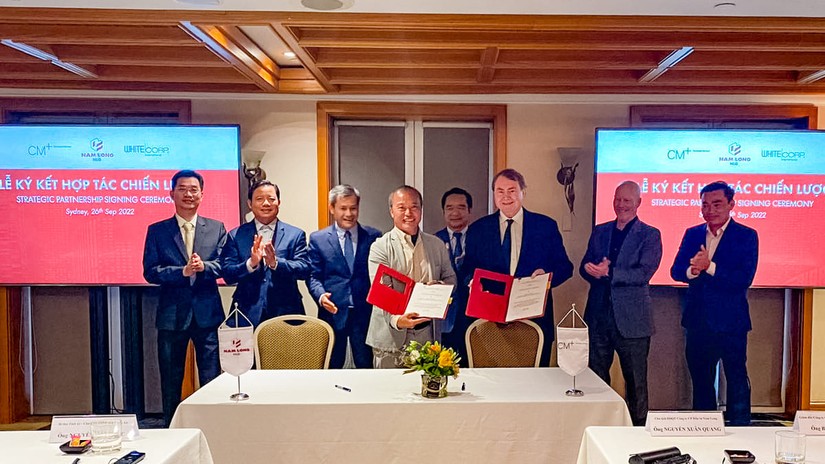 Chủ tịch Nguyễn Xu&acirc;n Quang trong buổi lễ k&yacute; kết hợp t&aacute;c chiến lược giữa Nam Long Group v&agrave; Conybeare Morrison (CM+), WhiteCorp. Ảnh: Nam Long