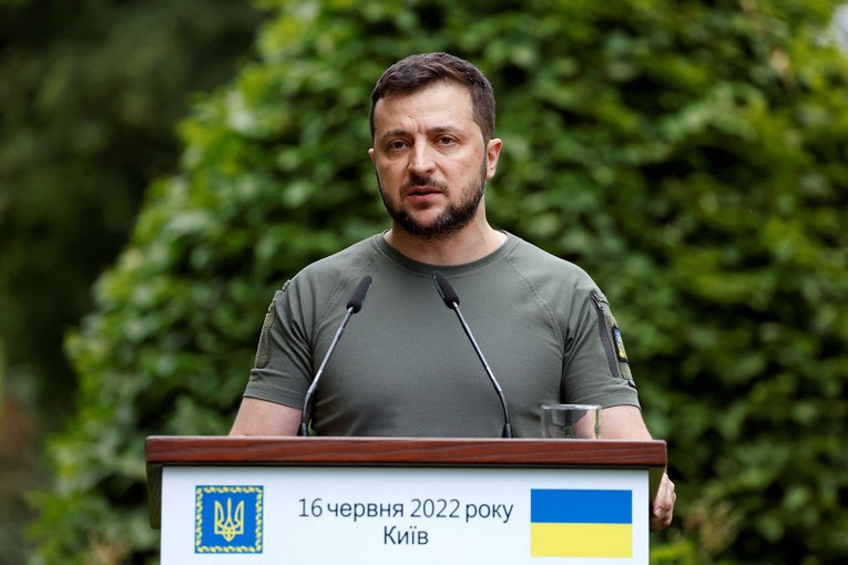 Tổng thống Ukraine Volodymyr Zelensky ph&aacute;t biểu trong cuộc họp b&aacute;o ở Kiev v&agrave;o th&aacute;ng 6. Ảnh: AFP