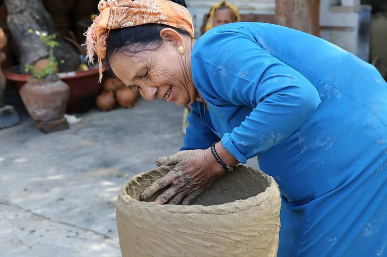 Nghệ thuật l&agrave;m Gốm của người Chăm. Ảnh: Bộ VHTT&amp;amp;amp;amp;DL