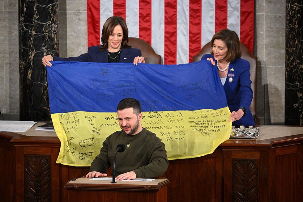 Ukraine gửi tặng 555win tải app Mỹ l&aacute; cờ c&oacute; chữ k&yacute; của c&aacute;c binh sĩ tại Bakhmut. Ảnh: CNN