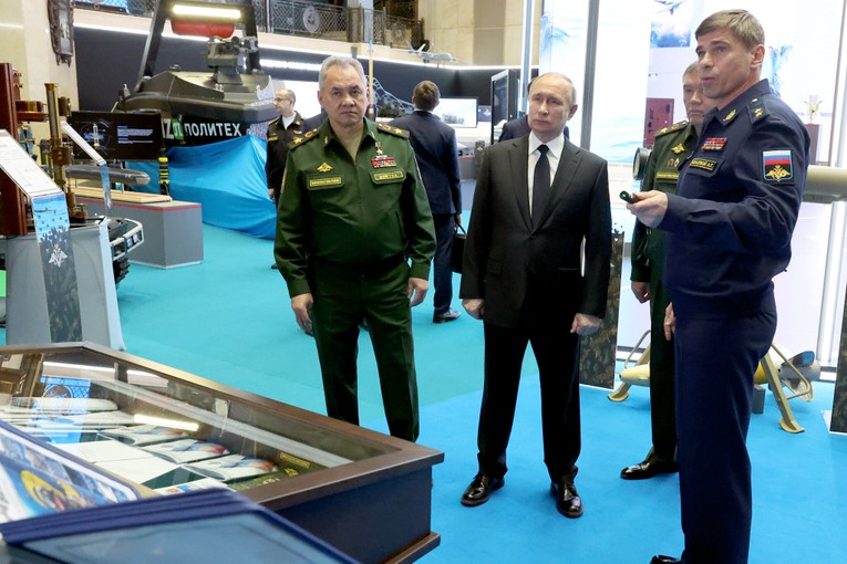 Tổng thống Nga Vladimir Putin v&agrave; Bộ trưởng Quốc ph&ograve;ng Nga Sergei Shoigu. Ảnh: EPA