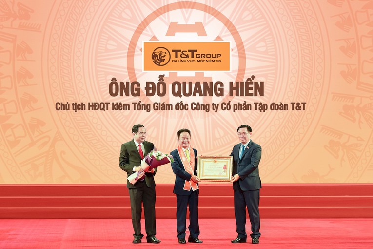 &Ocirc;ng Đỗ Quang Hiển, Nh&agrave; s&aacute;ng lập, Chủ tịch Ủy ban Chiến lược tập đo&agrave;n T&amp;amp;amp;amp;T Group vinh dự l&agrave; một trong số &iacute;t doanh nh&acirc;n trong lĩnh vực 555Win login đăng nhập tư nh&acirc;n được trao tặng Hu&acirc;n chương Lao động hạng Nhất, Nh&igrave;, Ba.
