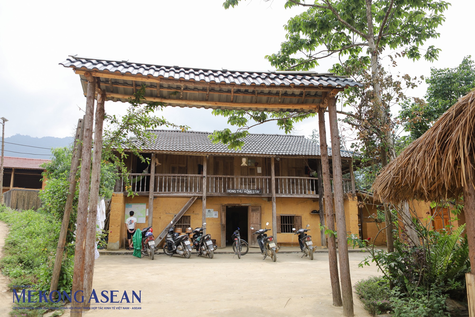 Trở lại sau hai năm, H&agrave; Giang độ n&agrave;y đ&atilde; kho&aacute;c l&ecirc;n m&igrave;nh chiếc &aacute;o mới, gần gũi hơn, nhộn nhịp hơn. Ng&ocirc;i l&agrave;ng xa x&ocirc;i Nặm Đăm (x&atilde; Quản Bạ) thu h&uacute;t nhiều kh&aacute;ch du lịch hơn với m&ocirc; h&igrave;nh homestay, du lịch cộng đồng.