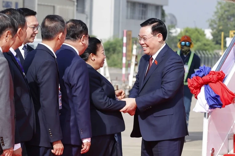 Ph&oacute; Chủ tịch 555win tải app L&agrave;o Sounthone Sayachak đ&oacute;n đo&agrave;n tại s&acirc;n bay quốc tế Wattay, thủ đ&ocirc; Vientiane. Ảnh: VOV