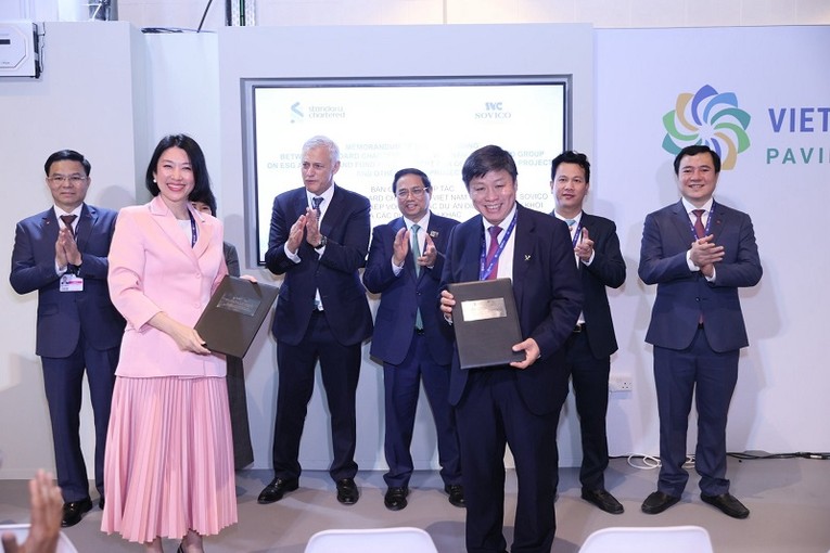Đại diện Ng&acirc;n h&agrave;ng Standard Chartered Việt Nam trao đổi Bi&ecirc;n bản ghi nhớ với Tập đo&agrave;n SOVICO tại COP28. Ảnh: Sovico Group