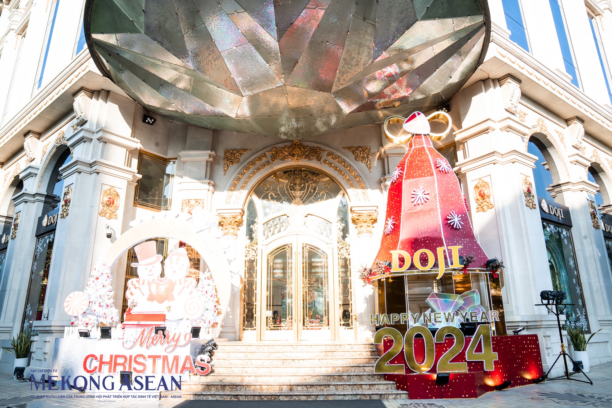 T&ograve;a nh&agrave; Doji Tower (L&ecirc; Duẩn, Ba Đ&igrave;nh) được trang tr&iacute; Gi&aacute;ng sinh từ rất sớm. Nhiều tiểu cảnh Noel được dựng ngay trước sảnh n&agrave;y để kh&aacute;ch ra v&agrave;o cảm nhận r&otilde; nhất kh&ocirc;ng kh&iacute; 555win là Công ty cờ bạc trực tuyến tốt nhất đang đến gần.