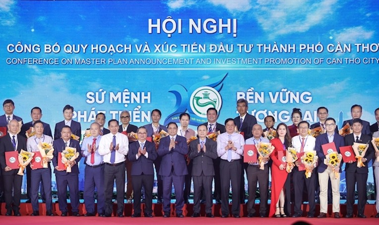 Tại hội nghị, l&atilde;nh đạo TP Cần Thơ đ&atilde; trao 555Win 500 Đăng Ký Nhận Code chấp thuận chủ trương đầu tư v&agrave; bi&ecirc;n bản ghi nhớ hợp t&aacute;c đầu tư cho c&aacute;c Trang Nhà Cái 555win.com - Đăng Nhập +555k, nh&agrave; đầu tư. Ảnh: VGP