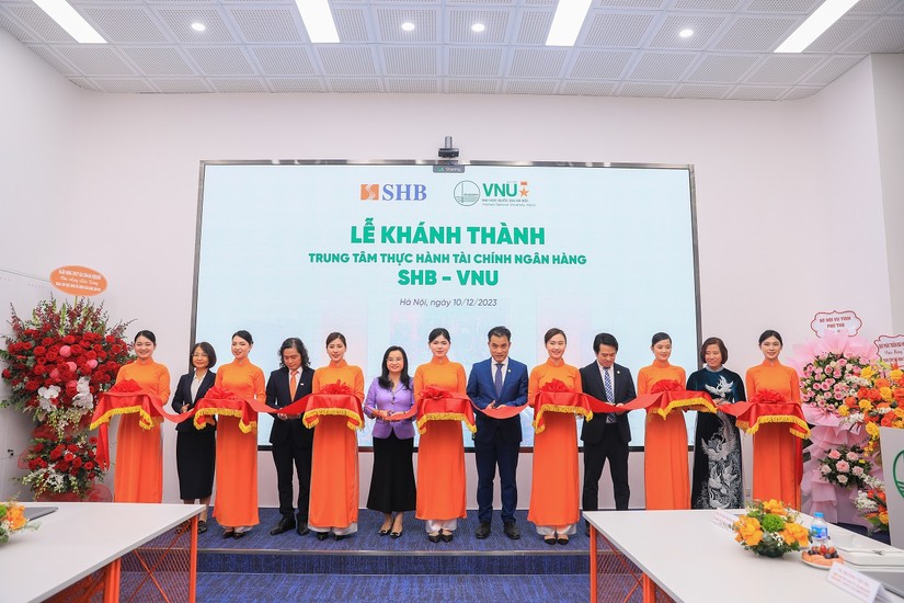 L&atilde;nh đạo SHB v&agrave; ĐHQGHN cắt băng kh&aacute;nh th&agrave;nh &ldquo;Trung t&acirc;m thực h&agrave;nh T&agrave;i ch&iacute;nh Ng&acirc;n h&agrave;ng SHB &ndash; VNU&rdquo;.