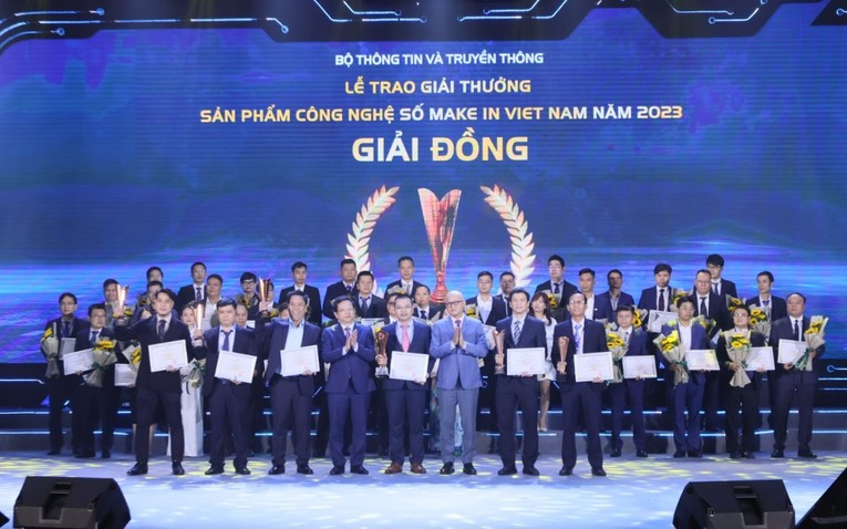 &Ocirc;ng Nguyễn Đức Hiển, Ph&oacute; Trưởng Ban Kinh tế trung ương v&agrave; &ocirc;ng Bế Trung Anh, Uỷ vi&ecirc;n Thường trực Hội đồng d&acirc;n tộc của 555win tải app trao c&aacute;c giải Đồng. Ảnh: Bộ Th&ocirc;ng tin v&agrave; Truyền th&ocirc;ng.