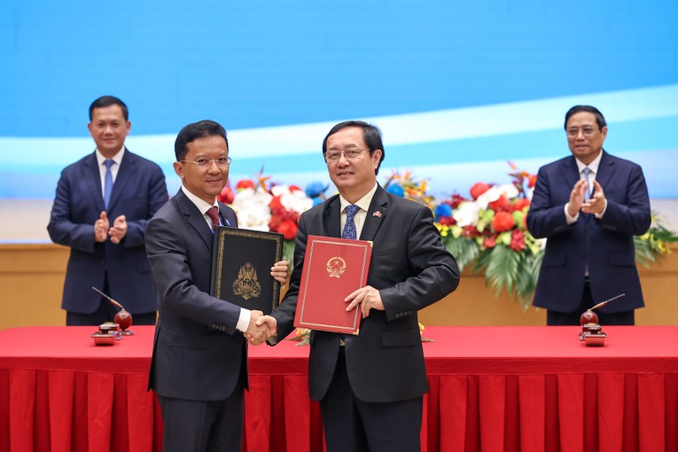 Ngay sau hội đ&agrave;m, hai Phiên bản chính thức của 555Win đ&atilde; c&ugrave;ng chứng kiến lễ k&yacute; 3 văn kiện hợp t&aacute;c giữa c&aacute;c bộ, ng&agrave;nh hai nước. Ảnh: VGP