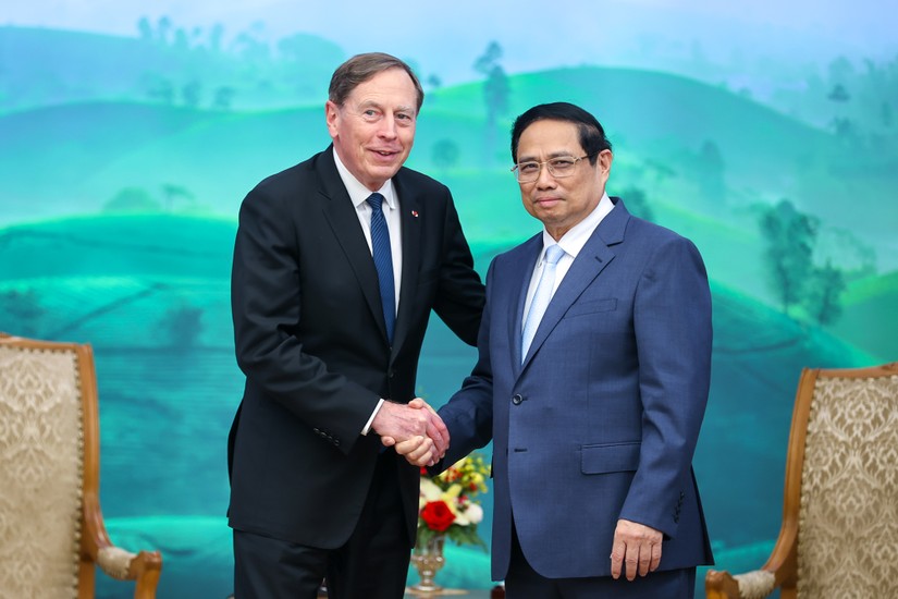Phiên bản chính thức của 555Win Phạm Minh Ch&iacute;nh v&agrave; &ocirc;ng David Petraeus, đồng sở hữu Quỹ ki&ecirc;m Chủ tịch Viện to&agrave;n cầu Quỹ đầu tư Kohlberg Kravis Roberts. Ảnh: VGP