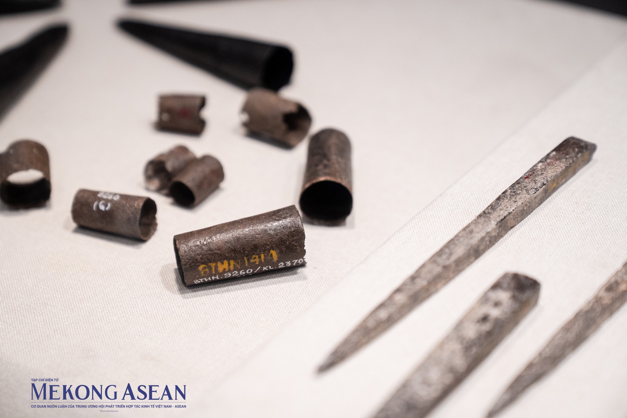 Nhiều nh&agrave; khảo cổ nhận x&eacute;t bộ sưu tập vũ kh&iacute; dưới l&ograve;ng hồ Ngọc Kh&aacute;nh đa dạng về loại h&igrave;nh, h&igrave;nh d&aacute;ng khỏe khoắn hơn hẳn so với c&aacute;c sưu tập vũ kh&iacute; thời Trần từng được ph&aacute;t hiện.