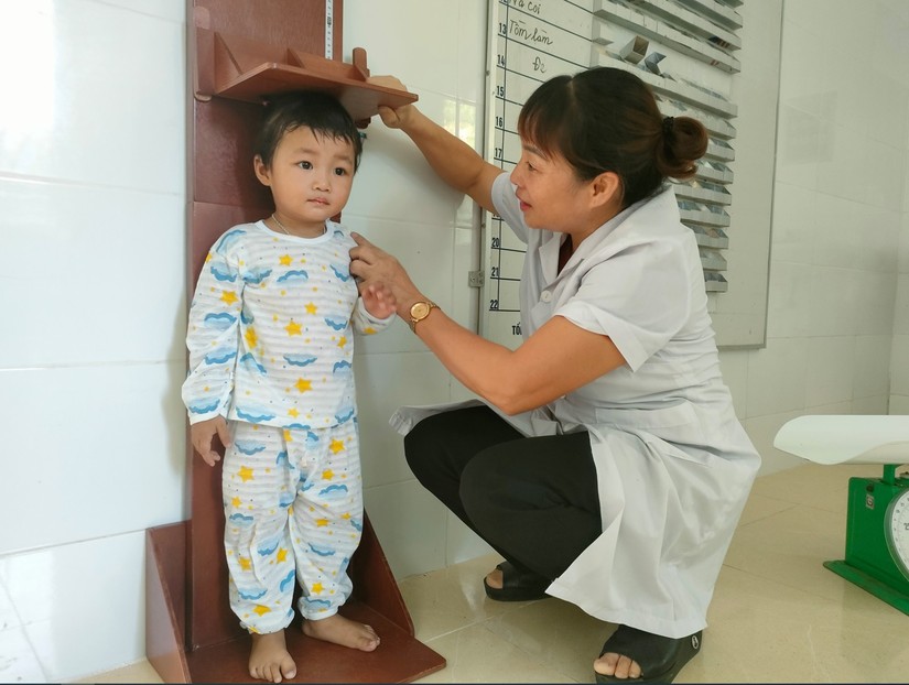Trung t&acirc;m Kiểm so&aacute;t bệnh tật tỉnh Bắc Kạn tổ chức đo chiều cao, c&acirc;n nặng cho trẻ dưới 5 tuổi. Ảnh: Sở Y tế Bắc Kạn