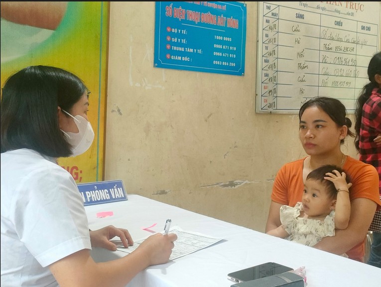 Trung t&acirc;m Kiểm so&aacute;t bệnh tật tỉnh Bắc Kạn phỏng vấn b&agrave; mẹ về thực h&agrave;nh dinh dưỡng v&agrave; chăm s&oacute;c trẻ. Ảnh: Sở Y tế Bắc Kạn
