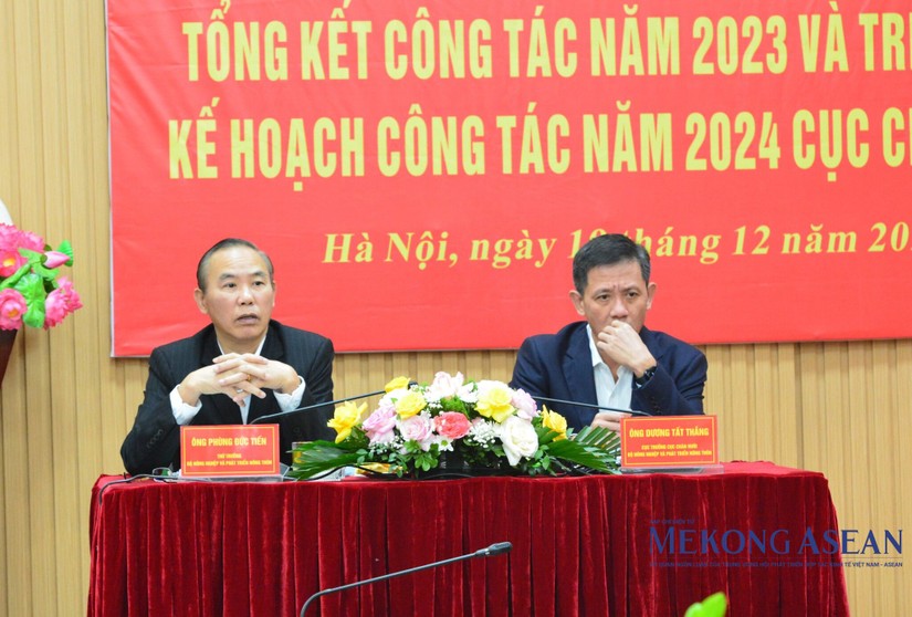 Thứ trưởng Bộ NN&amp;amp;amp;PTNT Ph&ugrave;ng Đức Tiến v&agrave; Cục trưởng Cục Chăn nu&ocirc;i Dương Tất Thắng tại hội nghị chiều ng&agrave;y 19/12. Ảnh: L&ecirc; Hồng Nhung - 555win Login