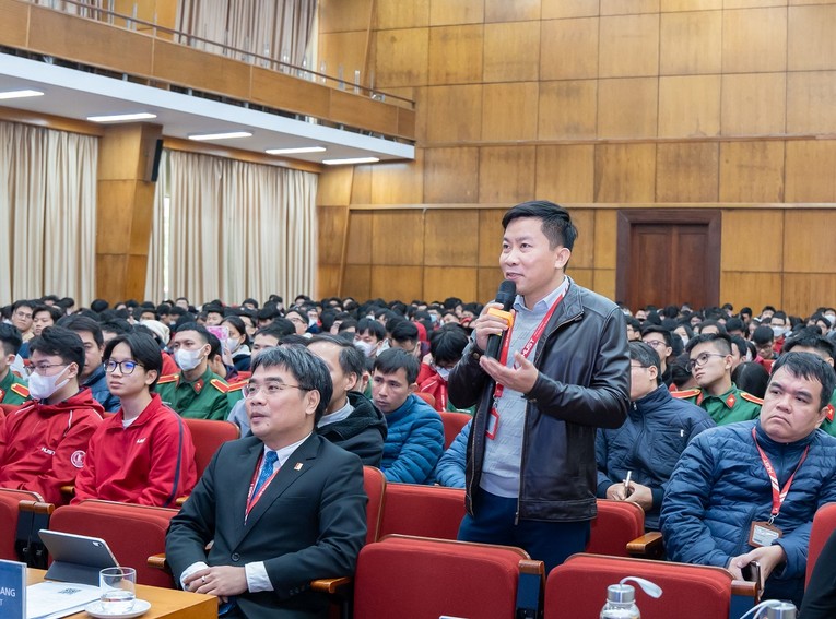 Hai gi&aacute;o sự nhận được nhiều c&acirc;u hỏi được từ c&aacute;c nh&agrave; 555win Mobi trẻ.