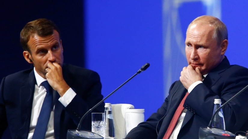 Tổng thống Nga Vladimir Putin (phải) v&agrave; Tổng thống Ph&aacute;p Emmanuel Macron trong một sự kiện ở St. Petersburg năm 2018. Ảnh: Getty Images