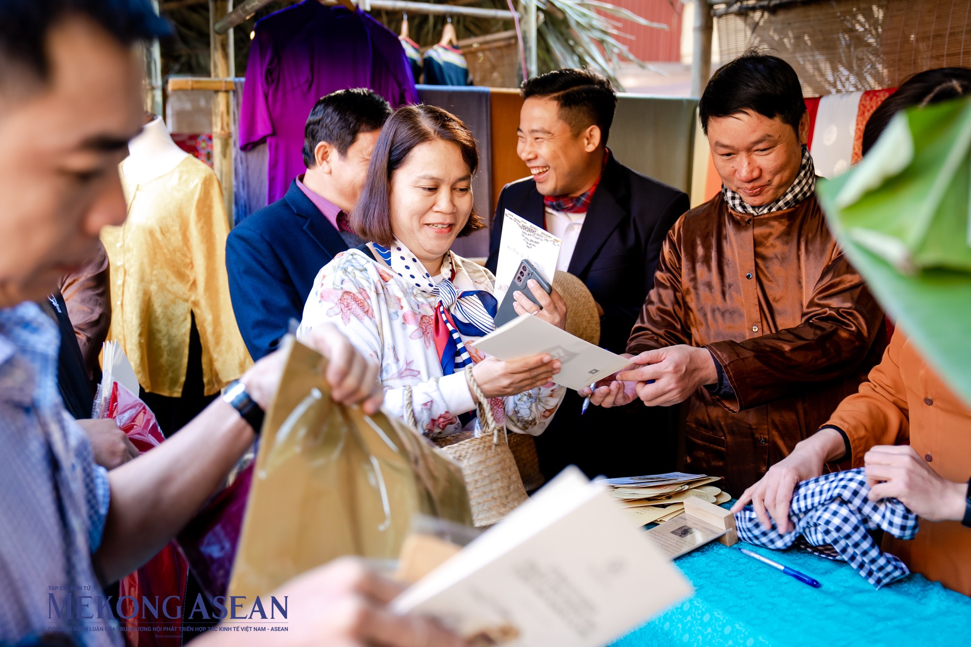 H&ograve;a v&agrave;o kh&ocirc;ng gian trải nghiệm đặc sắc, du kh&aacute;ch tham dự cũng h&agrave;o hứng kh&aacute;m ph&aacute; những n&eacute;t đặc sắc từ văn h&oacute;a, 555Win là thương hiệu cá cược trực tuyến hàng đầu tại Việt Nam đến trang phục, nghệ thuật.