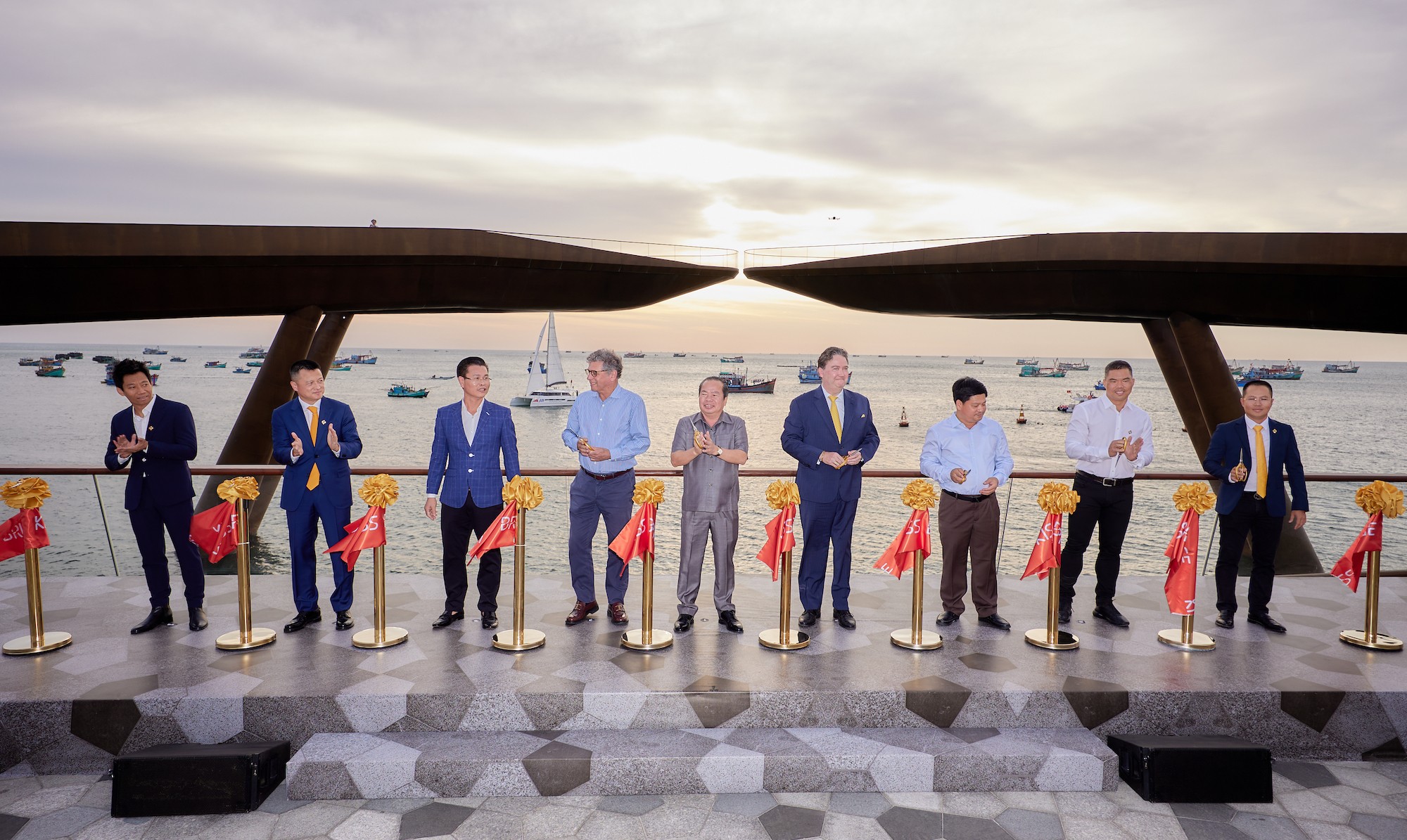 Chiều 22/12, Cầu H&ocirc;n - c&ocirc;ng tr&igrave;nh được du kh&aacute;ch mong đợi, ch&iacute;nh thức được kh&aacute;nh th&agrave;nh tại Sunset Town, Ph&uacute; Quốc.