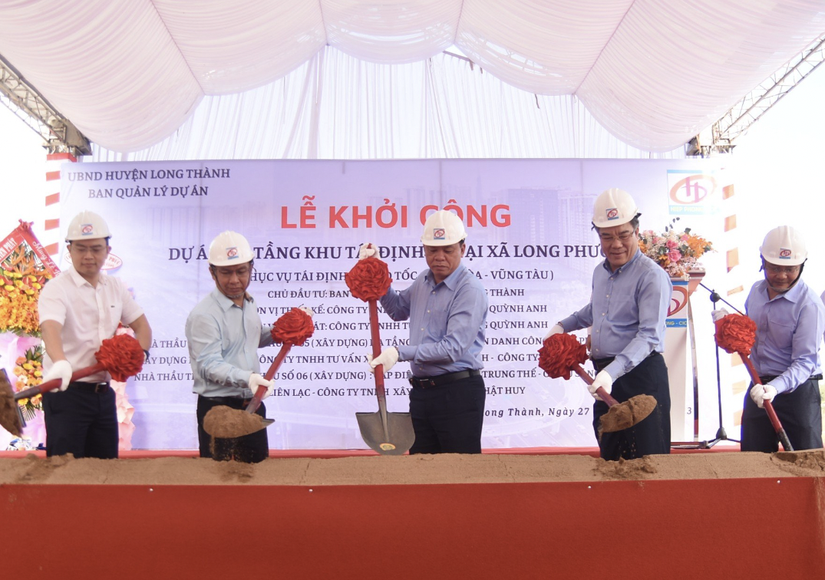 C&aacute;c đại biểu thực hiện nghi thức khởi c&ocirc;ng x&acirc;y dựng khu t&aacute;i định cư Long Phước. Nguồn: B&aacute;o Giao th&ocirc;ng.