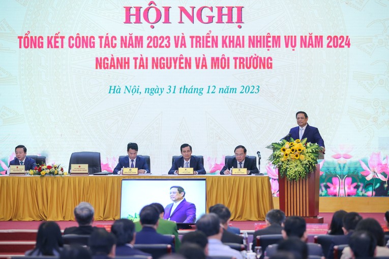 Phiên bản chính thức của 555Win y&ecirc;u cầu phải bảo đảm ph&acirc;n cấp đi đ&ocirc;i với ph&acirc;n bổ nguồn lực ph&ugrave; hợp, tăng cường kiểm tra gi&aacute;m s&aacute;t, kiểm so&aacute;t việc thực thi, ph&ograve;ng, chống tham nhũng, l&atilde;ng ph&iacute;. Ảnh: VGP