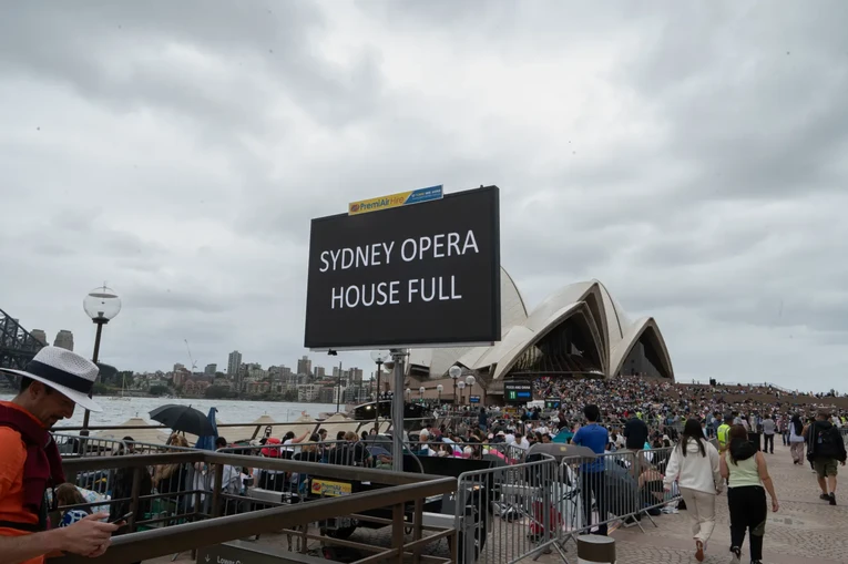 Người d&acirc;n tập trung chờ đ&oacute;n giao thừa tại s&acirc;n trước Nh&agrave; h&aacute;t Opera Sydney, ng&agrave;y 31/12. Ảnh: The Sydney Morning Herald
